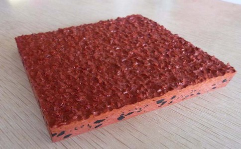 復(fù)合型噴顆粒塑膠跑道工藝